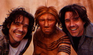 Gemelos y Neandertal los artistas holandeses y gemelos Adrie y Alfons Kennis, creadores de esta reconstrucción de una hembra de neandertal