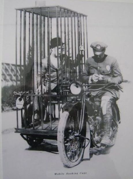 Foto de 1920. Harley-Davidson dota a sus motos para lo policía de una celda...