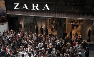 Haciendo cola para entrar en una tienda Zara de... Australia (Foto publicada en el Mundo, 5/10/12)